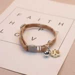 "Sino e Estilo: Coleira Fofa e Ajustável para Gatinhos"