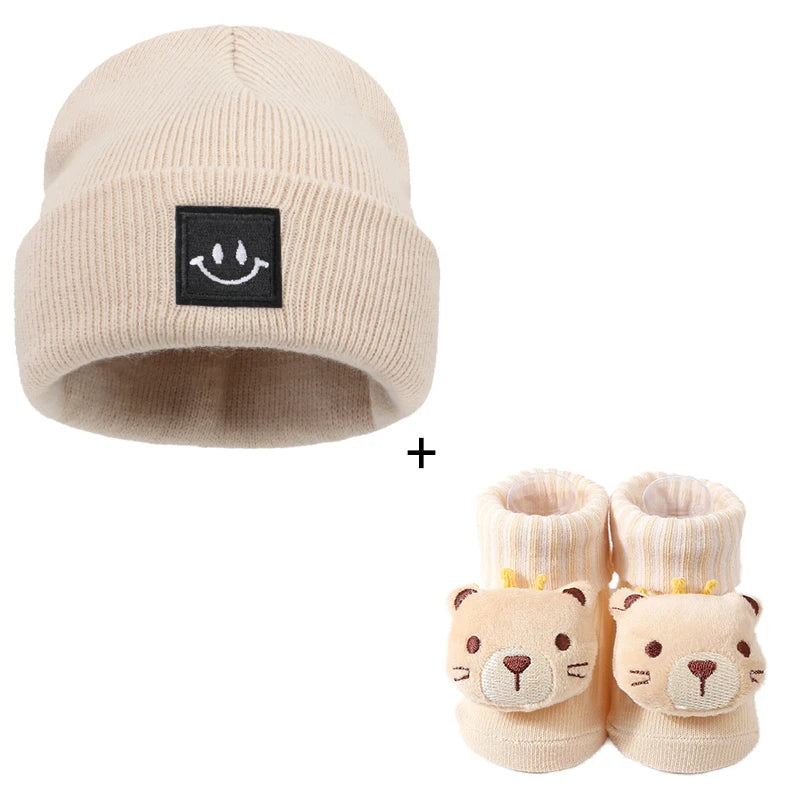 Acessórios para Bebê 0–6M – Gorro de Crochê com Meias e Bonequinho