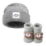 Acessórios para Bebê 0–6M – Gorro de Crochê com Meias e Bonequinho