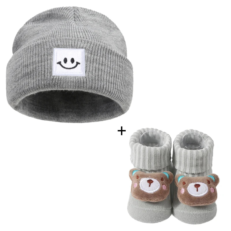 Acessórios para Bebê 0–6M – Gorro de Crochê com Meias e Bonequinho