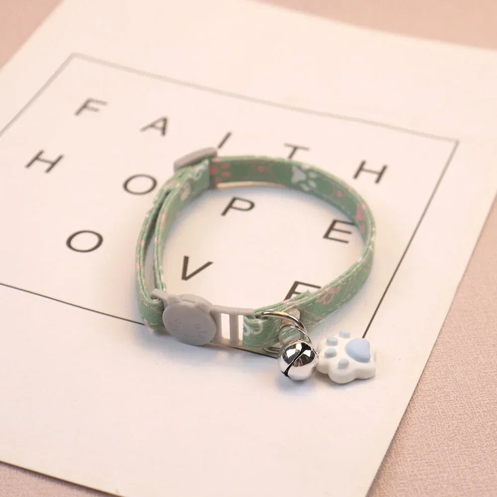 "Sino e Estilo: Coleira Fofa e Ajustável para Gatinhos"