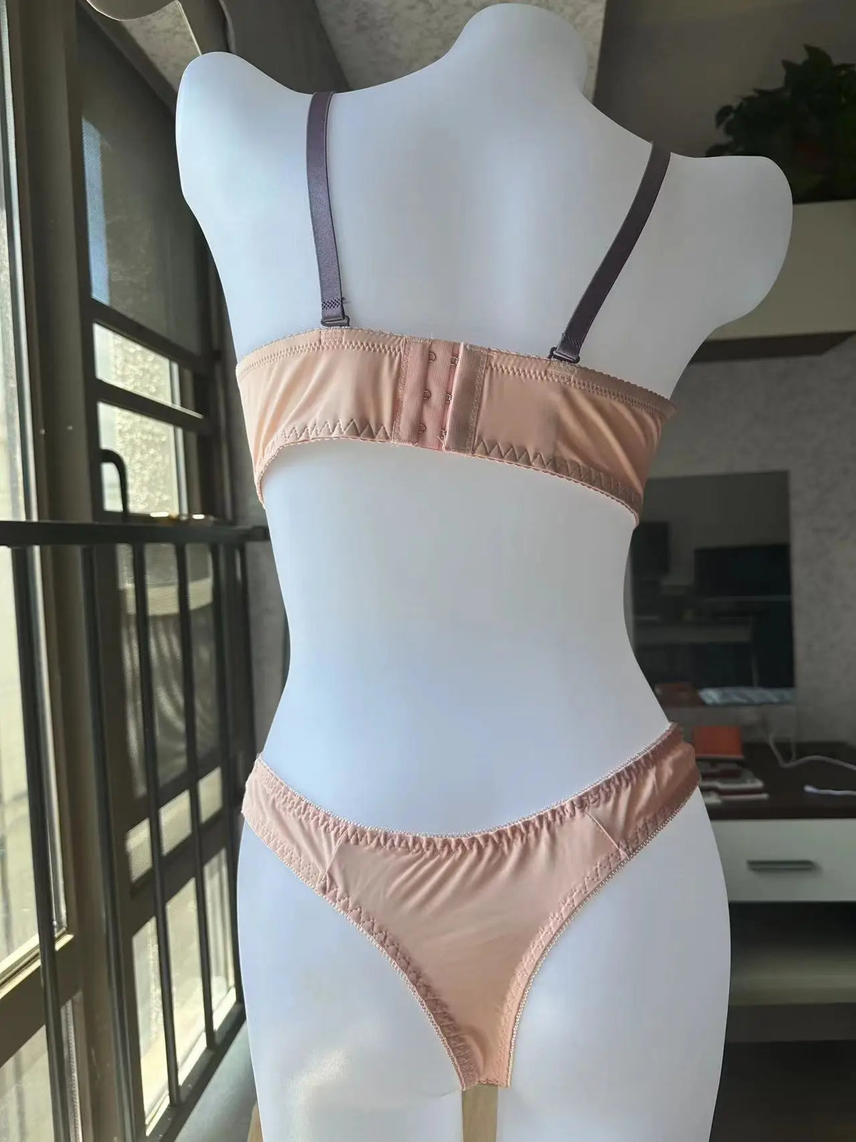 Sutiã com Renda e Bojo Fino – Conjunto Feminino Sexy com Calcinha Fio